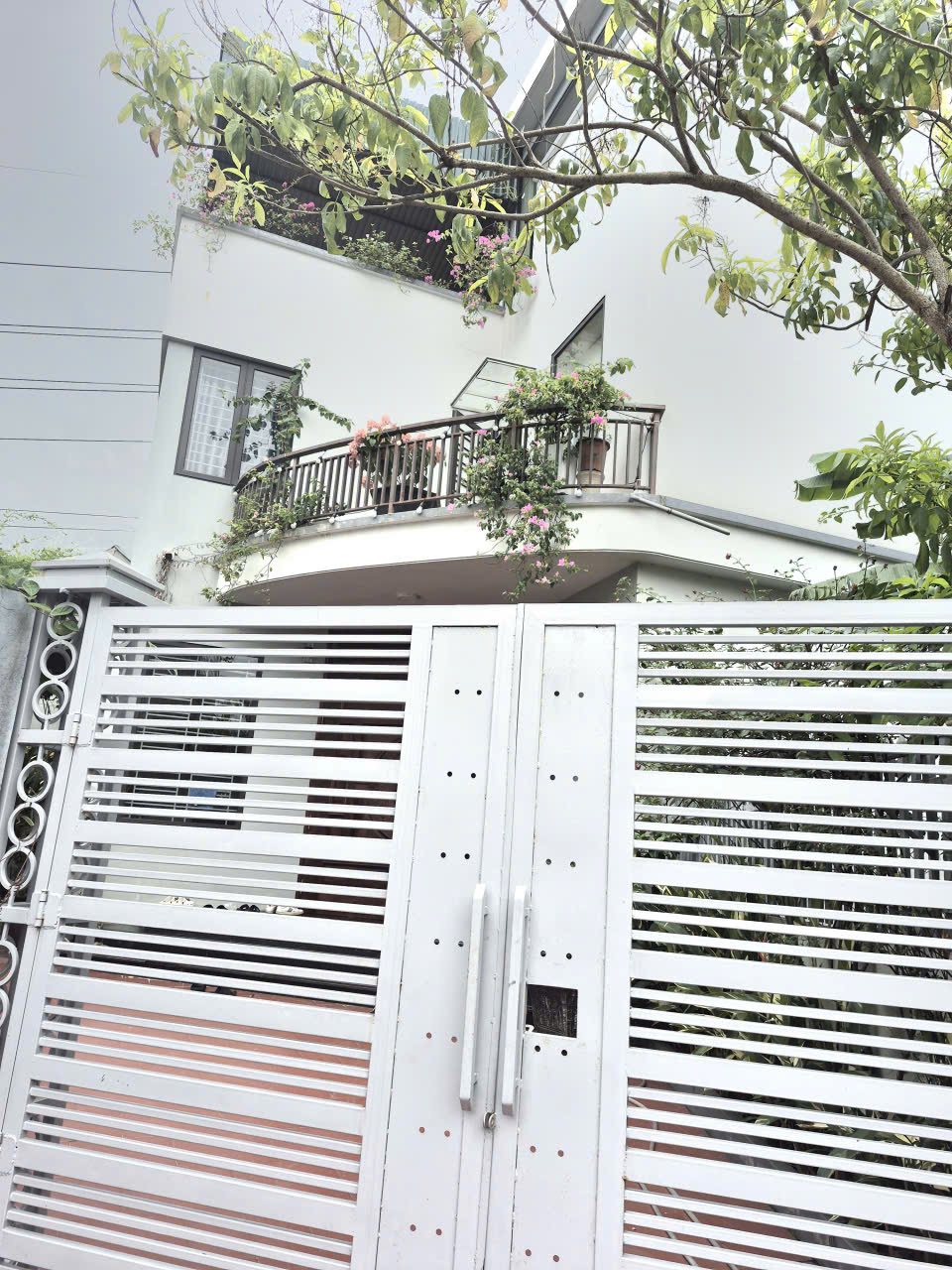 Nhà xây kiên cố 194m2 cạnh Metro Hạ Long, đường Ô tô, 4 ngủ 3 WC, giá bán gấp